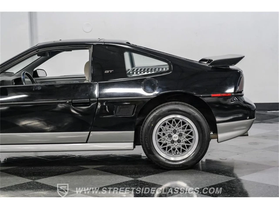 1986 Pontiac Fiero - Image 24 of 31