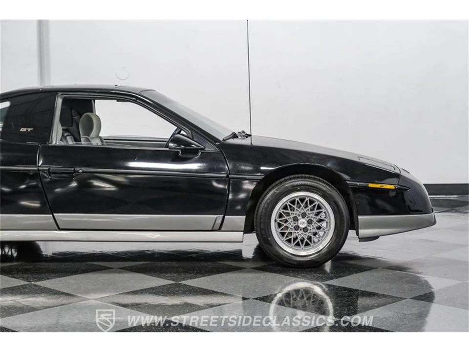 1986 Pontiac Fiero - Image 30 of 31