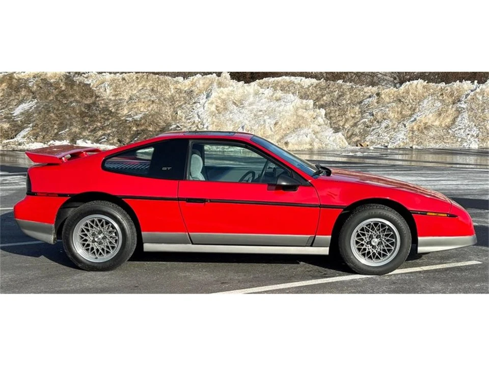 1986 Pontiac Fiero - Image 2 of 31