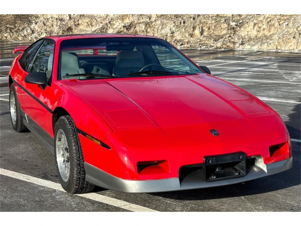 1986 Pontiac Fiero - Image 27 of 31