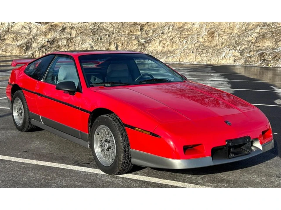 1986 Pontiac Fiero - Image 28 of 31