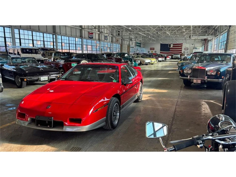 1986 Pontiac Fiero - Image 13 of 31