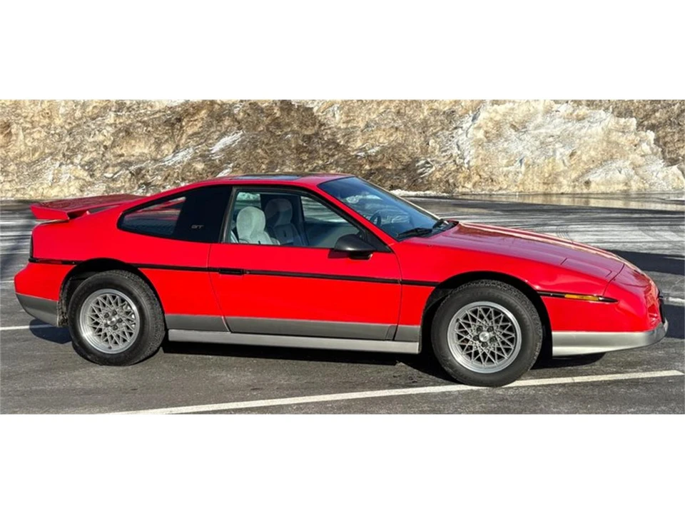 1986 Pontiac Fiero - Image 30 of 31