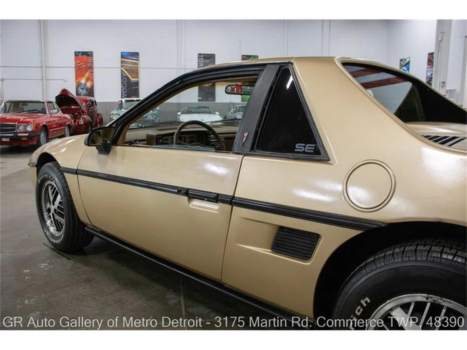 1986 Pontiac Fiero - Image 20 of 31