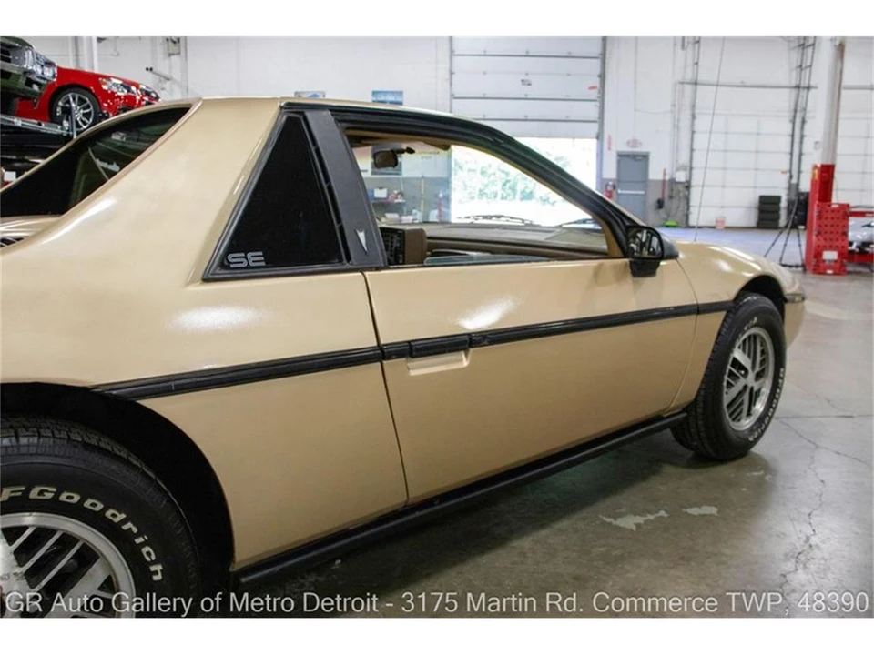 1986 Pontiac Fiero - Image 21 of 31