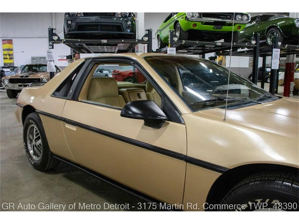 1986 Pontiac Fiero - Image 22 of 31