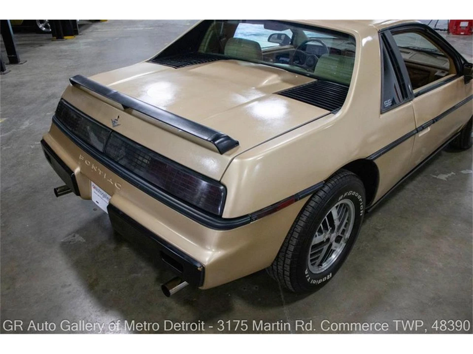 1986 Pontiac Fiero - Image 15 of 31