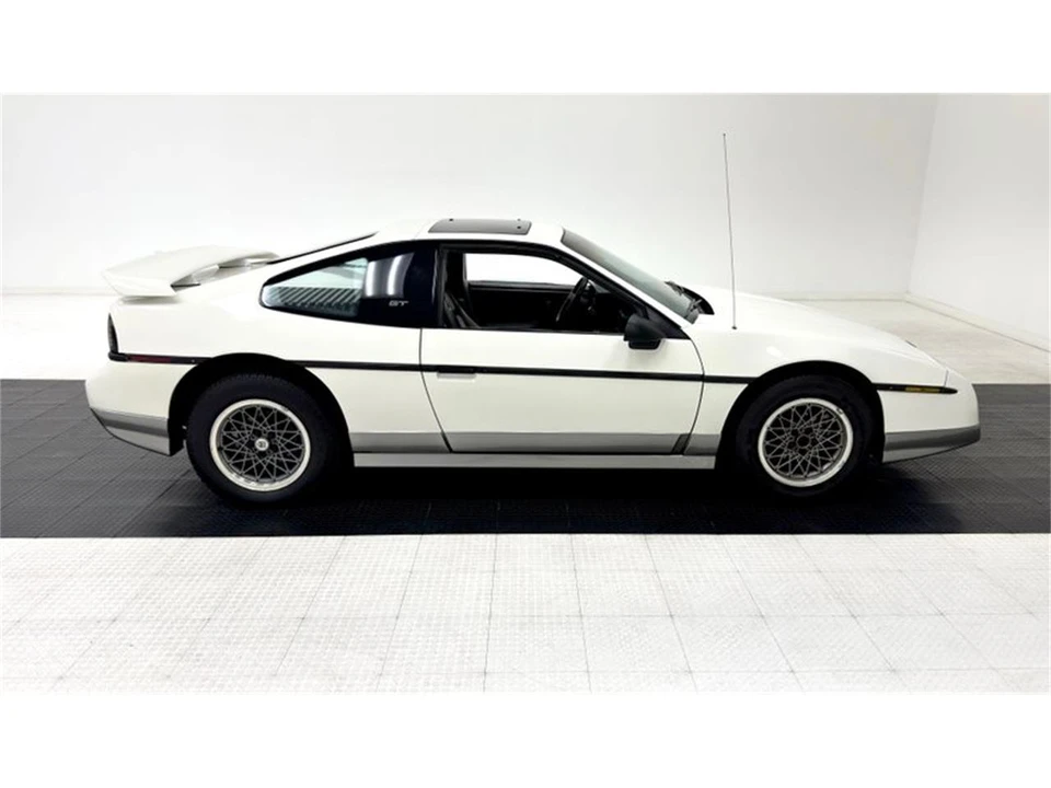 1986 Pontiac Fiero - Image 6 of 31
