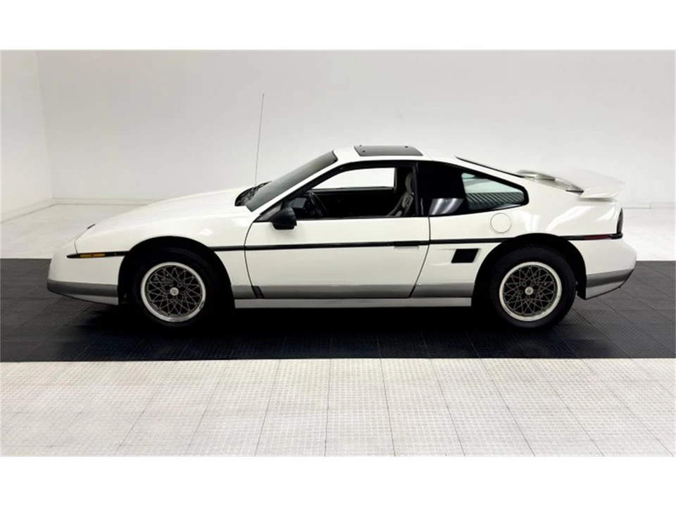 1986 Pontiac Fiero - Image 2 of 31