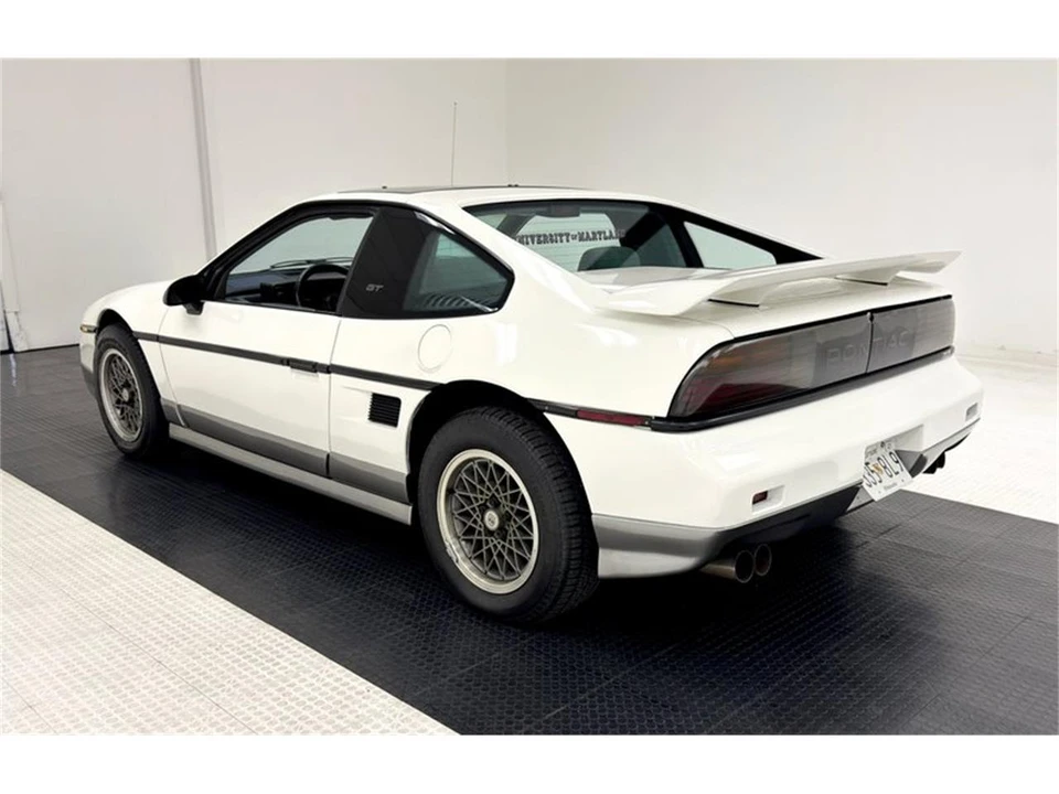 1986 Pontiac Fiero - Image 3 of 31