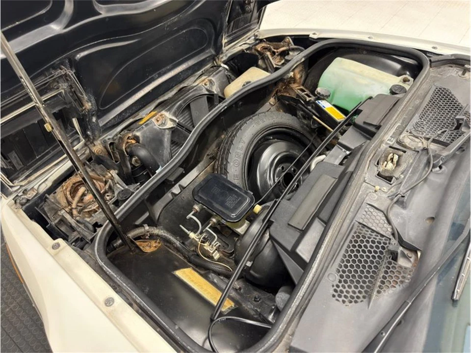 1986 Pontiac Fiero - Image 24 of 31