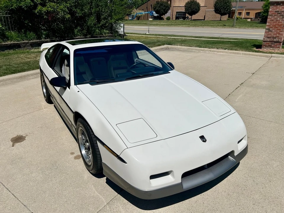 1986 Pontiac Fiero GT - Image 11 of 31