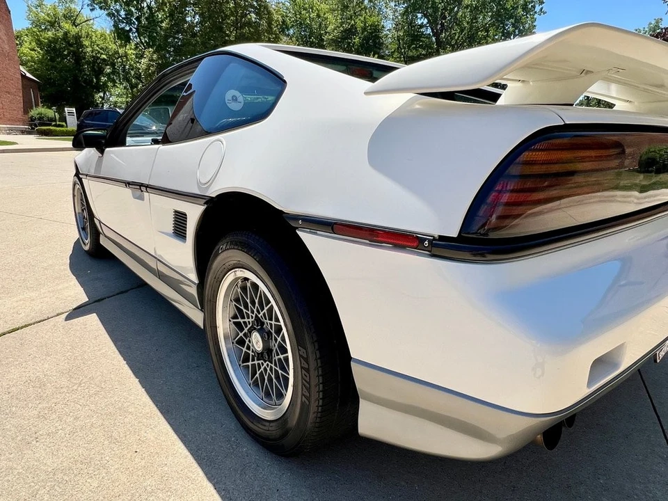 1986 Pontiac Fiero GT - Image 23 of 31