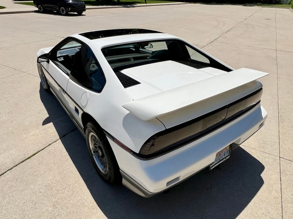 1986 Pontiac Fiero GT - Image 14 of 31