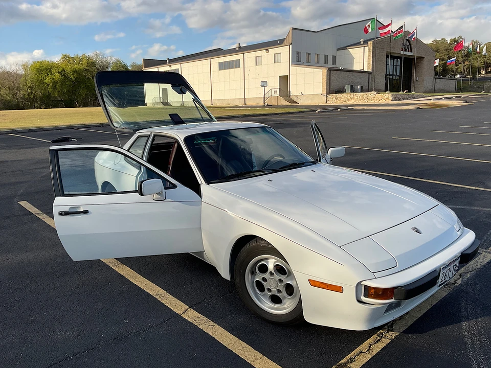1986 Porsche 944 - Image 17 of 31