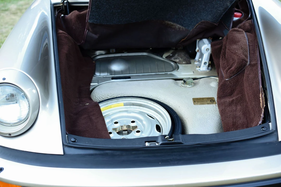 1986 Porsche 911 Carrera 3.2 - Image 9 of 12