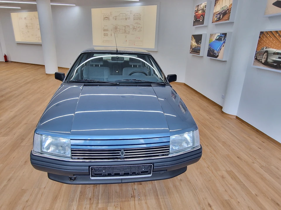 1986 Renault - Image 3 of 31
