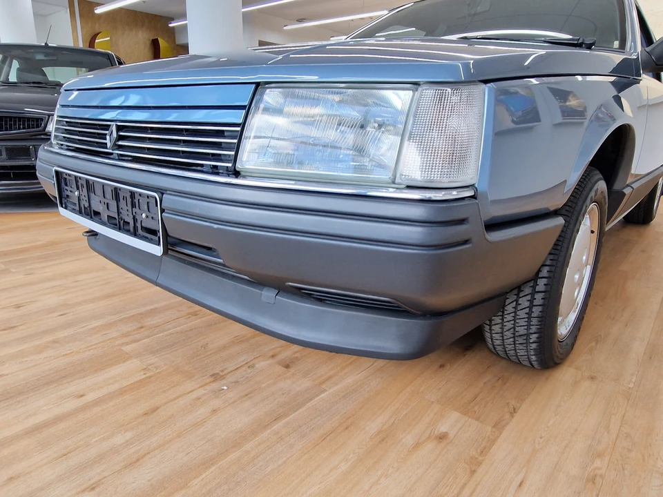 1986 Renault - Image 22 of 31