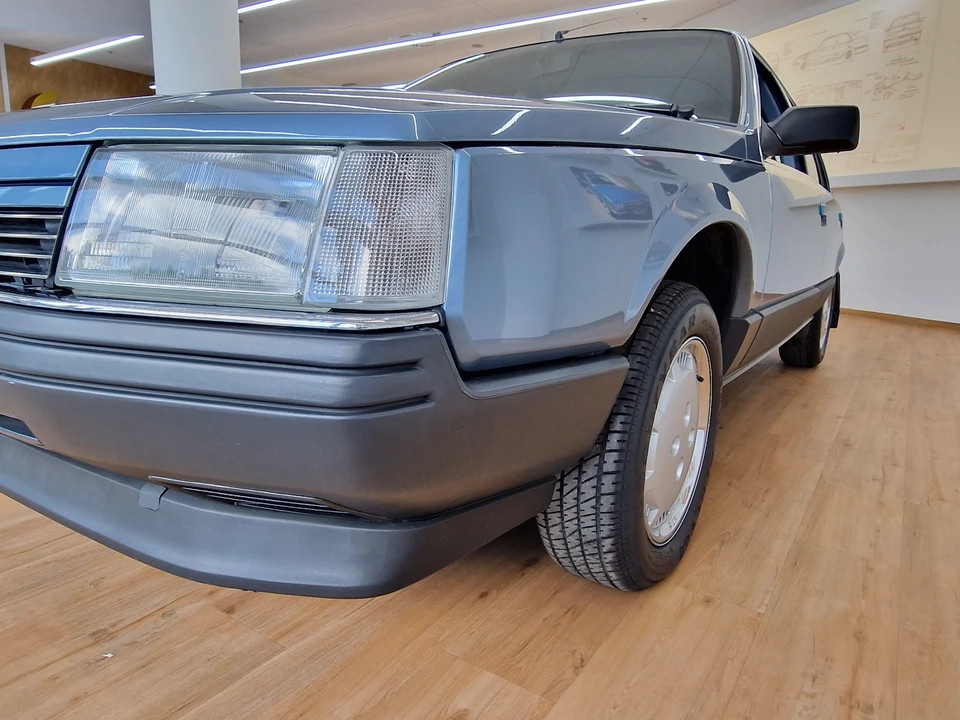 1986 Renault - Image 24 of 31