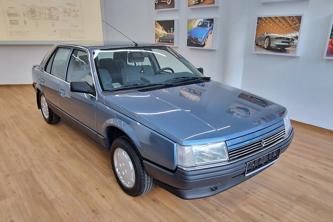 1986 Renault - Image 2 of 31