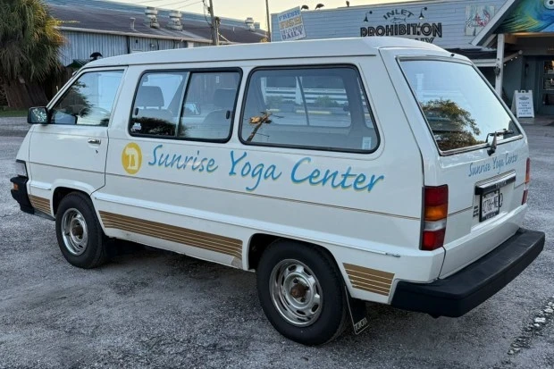 1986 Toyota HiAce 3rd Gen - Image 2 of 9