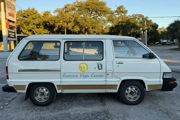 1986 Toyota HiAce 3rd Gen - Image 3 of 9