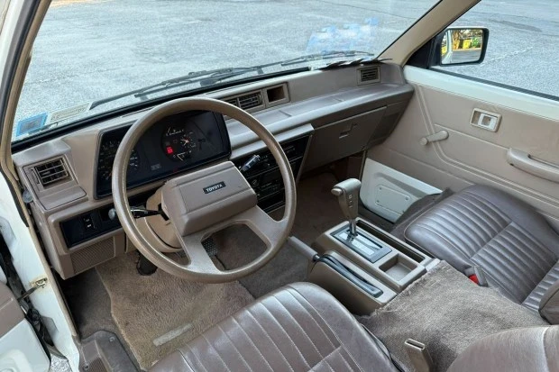 1986 Toyota HiAce 3rd Gen - Image 5 of 9