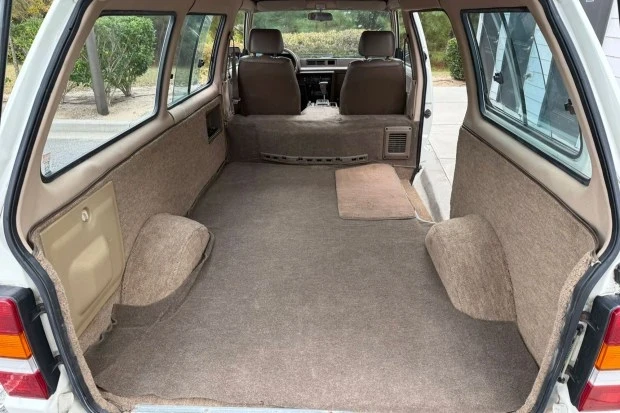 1986 Toyota HiAce 3rd Gen - Image 6 of 9