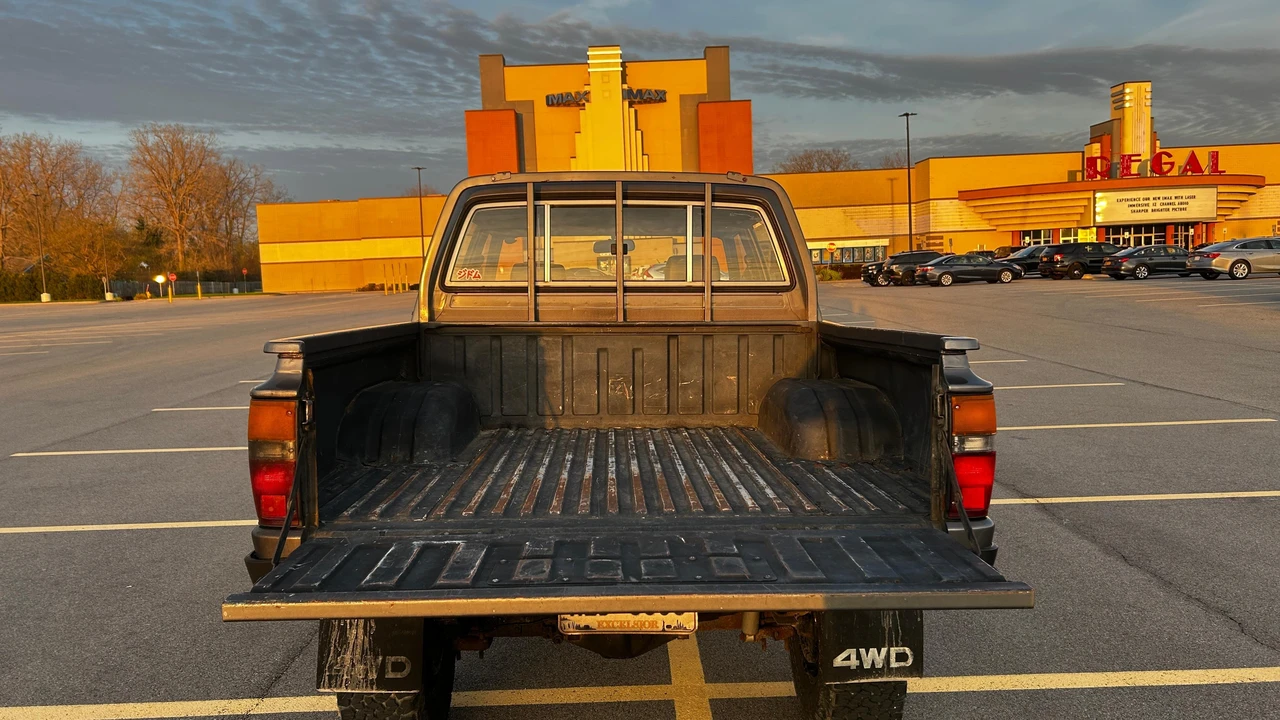 1986 Toyota Hilux 4th Gen - Image 12 of 31
