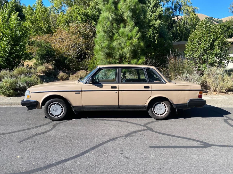 1986 Volvo 244 - Image 8 of 12