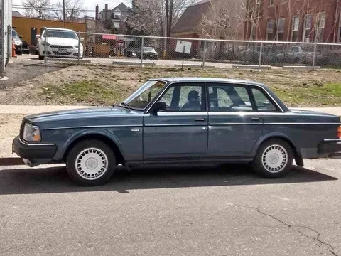 1986 Volvo 240 Sedan 4D