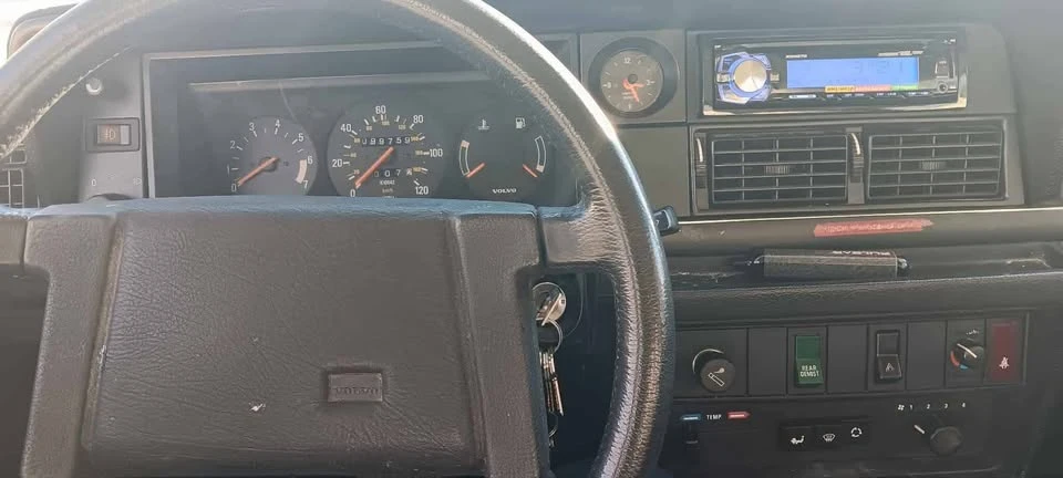 1986 Volvo 244 - Image 5 of 17
