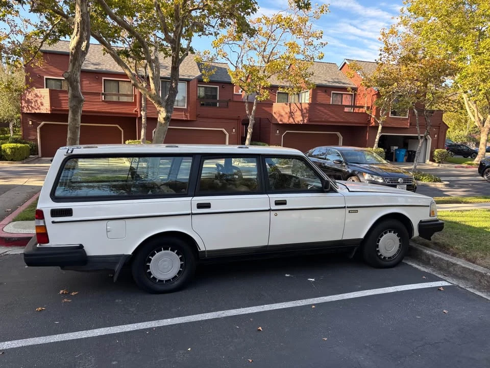 1986 Volvo 245 - Image 2 of 10