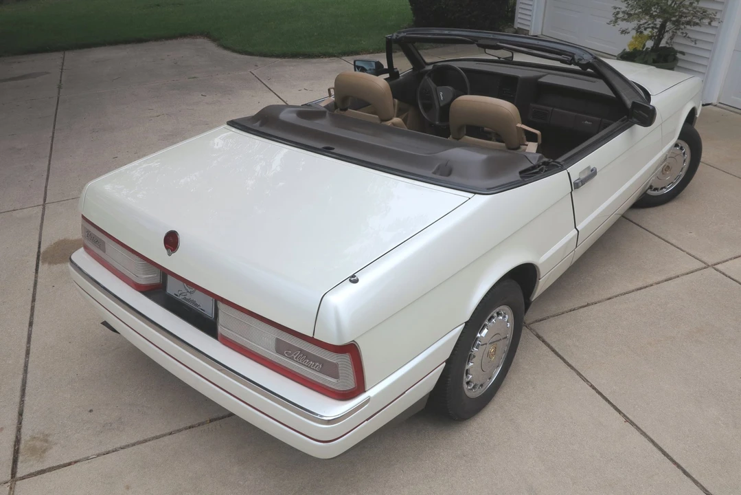 1987 Cadillac Allante - Image 10 of 31