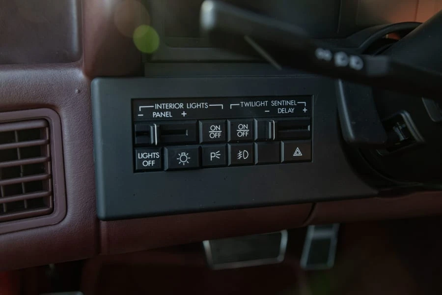 1987 Cadillac Allante - Image 24 of 31