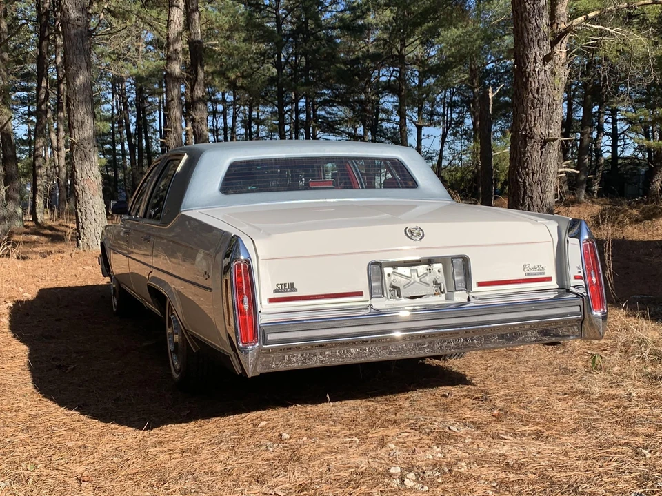 1987 Cadillac Brougham - Image 17 of 31