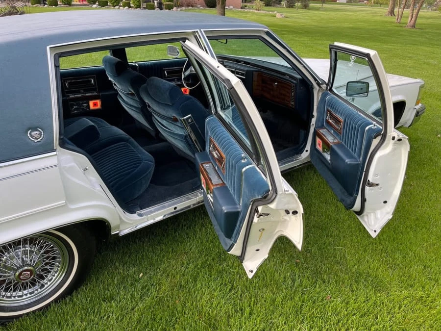 1987 Cadillac Brougham - Image 24 of 31
