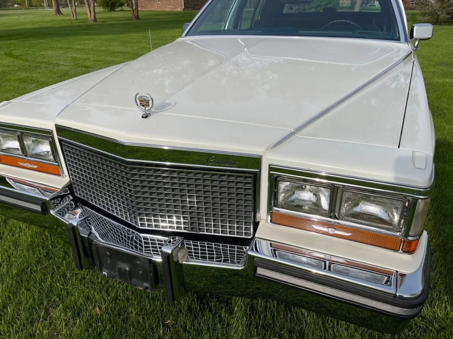 1987 Cadillac Brougham - Image 9 of 31