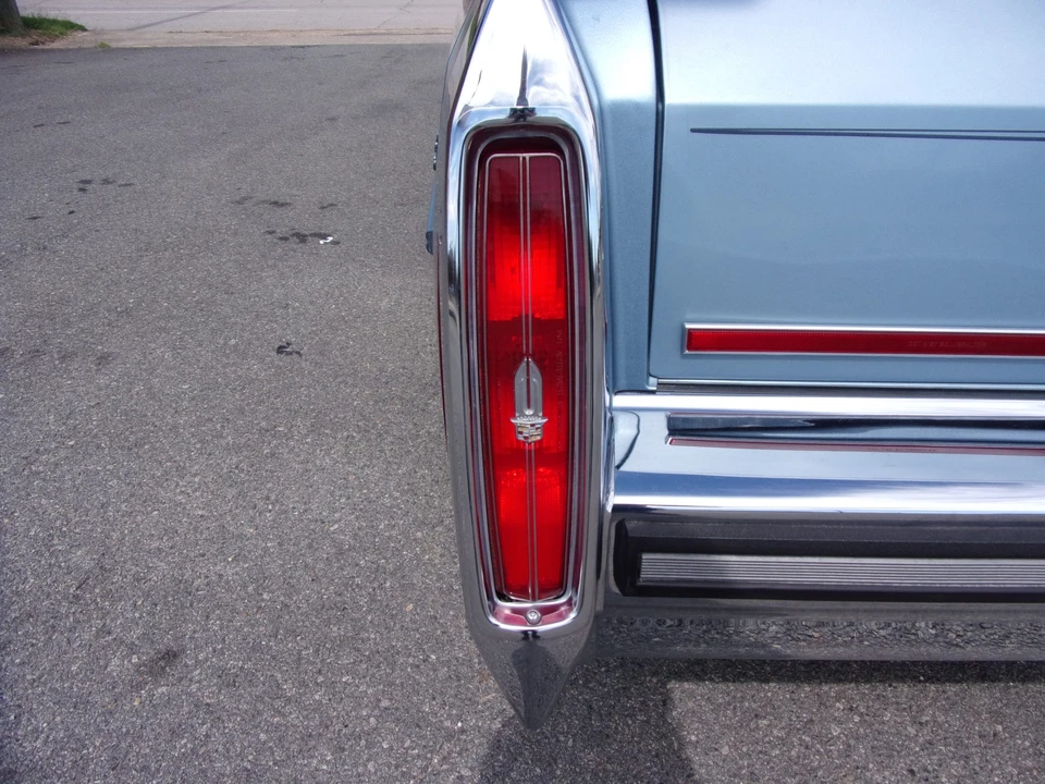 1987 Cadillac Brougham - Image 25 of 31