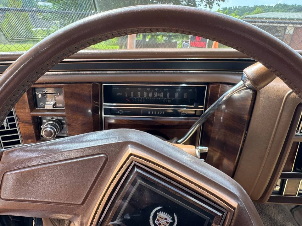 1987 Cadillac Brougham - Image 25 of 31