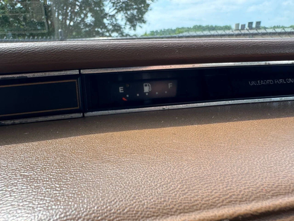 1987 Cadillac Brougham - Image 26 of 31