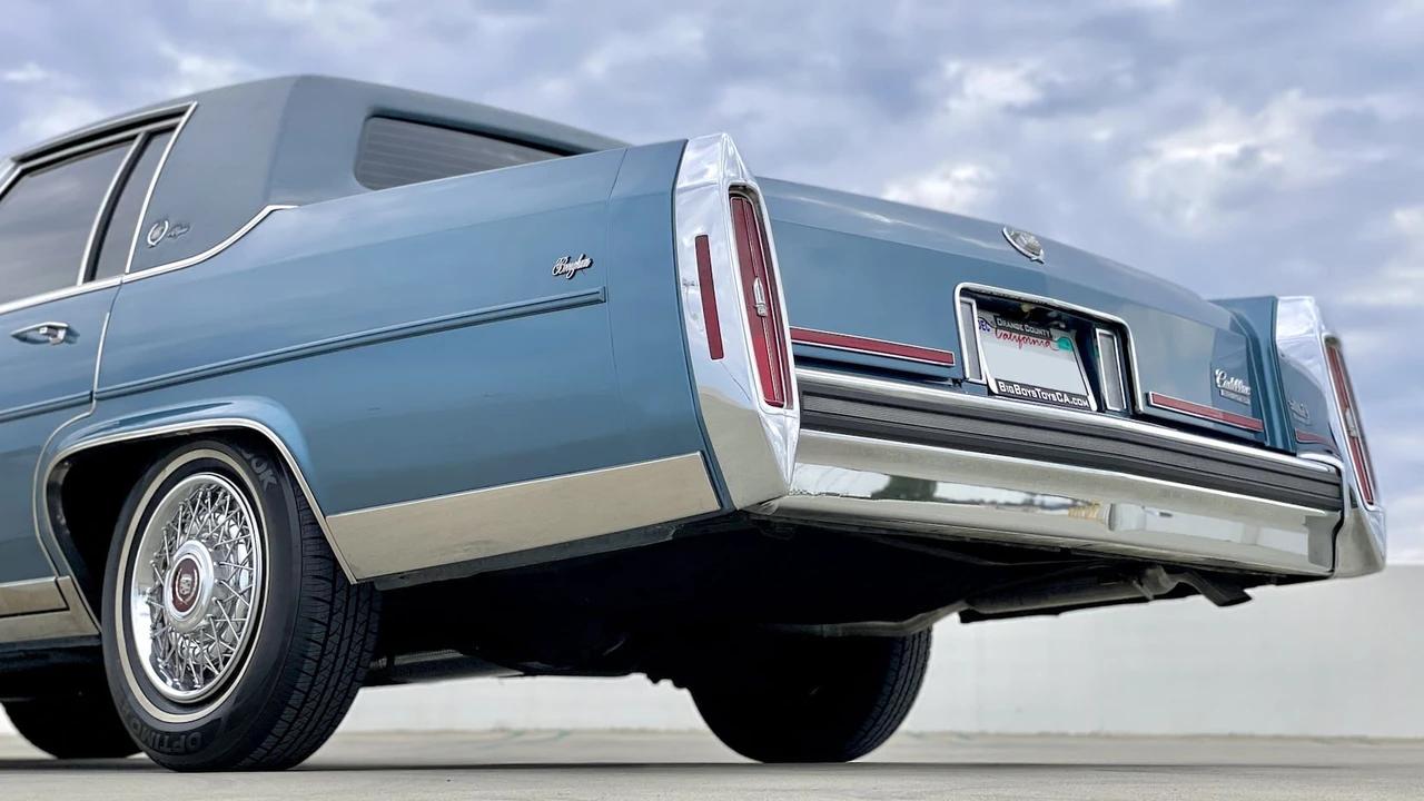 1987 Cadillac Brougham - Image 21 of 25