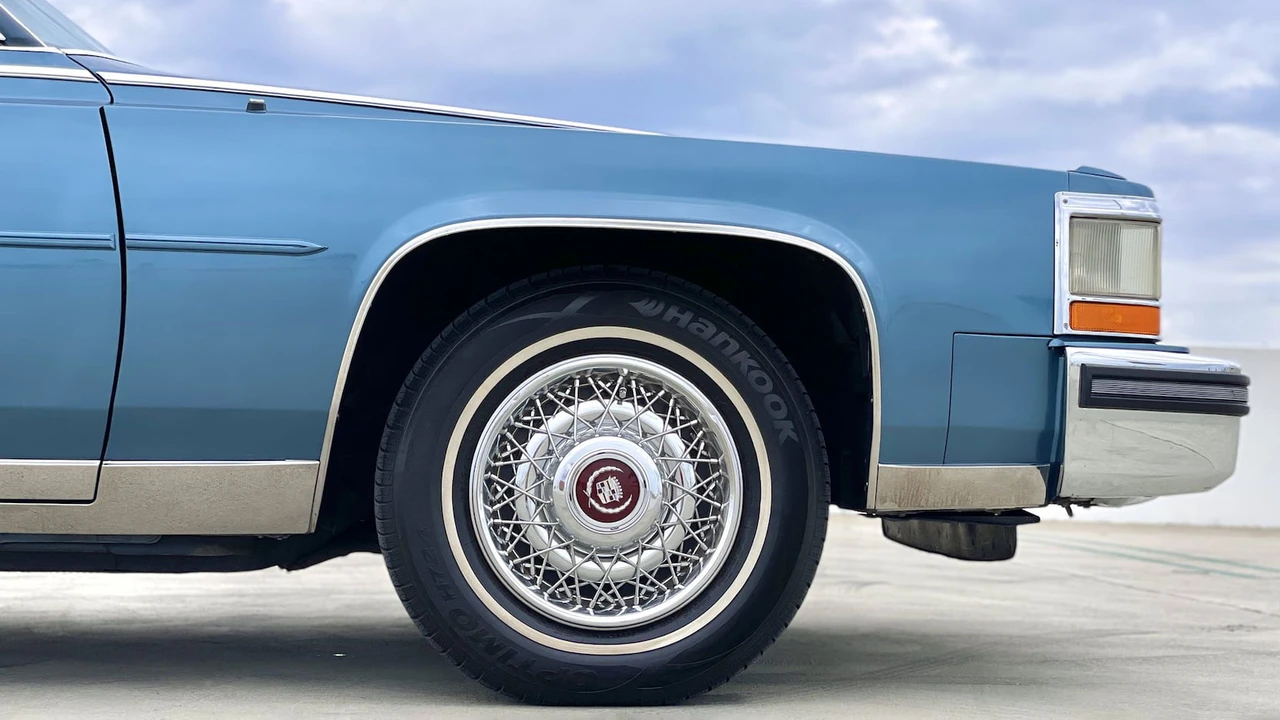1987 Cadillac Brougham - Image 23 of 25
