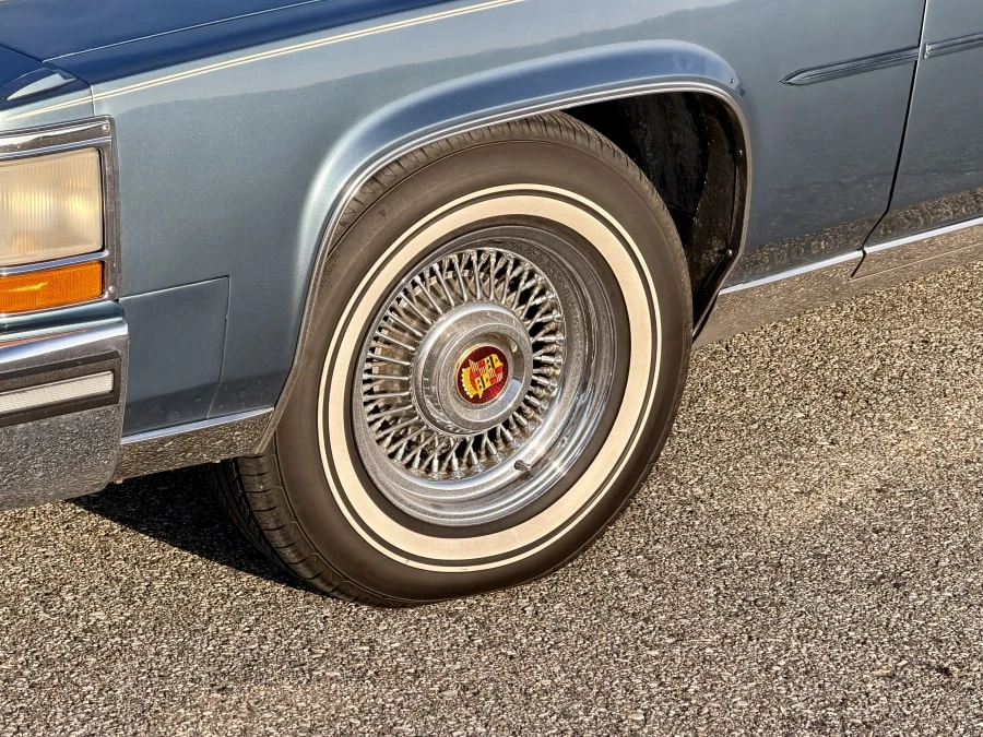 1987 Cadillac Brougham - Image 21 of 31