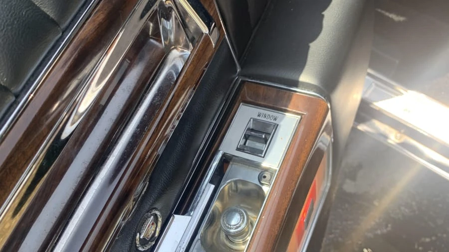 1987 Cadillac Fleetwood - Image 24 of 31