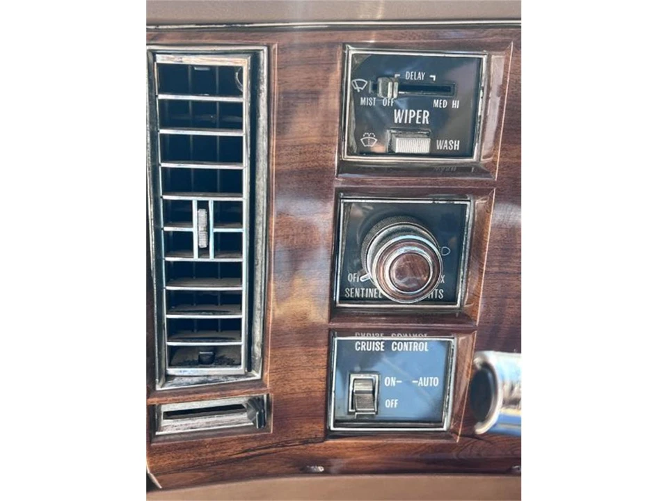 1987 Cadillac Fleetwood - Image 17 of 30