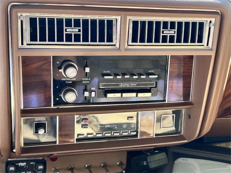 1987 Cadillac Fleetwood - Image 11 of 30