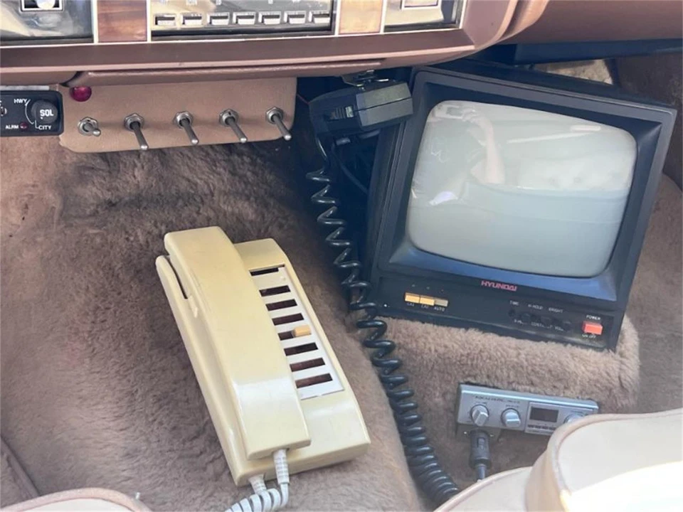 1987 Cadillac Fleetwood - Image 12 of 30