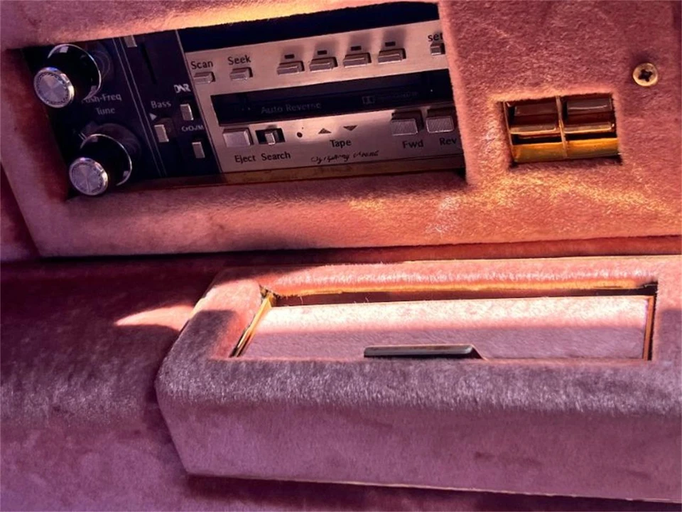 1987 Cadillac Fleetwood - Image 27 of 30