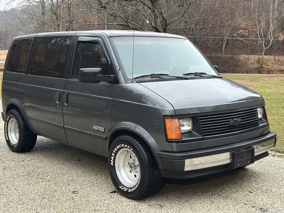 1987 Chevrolet Astro - Image 2 of 4